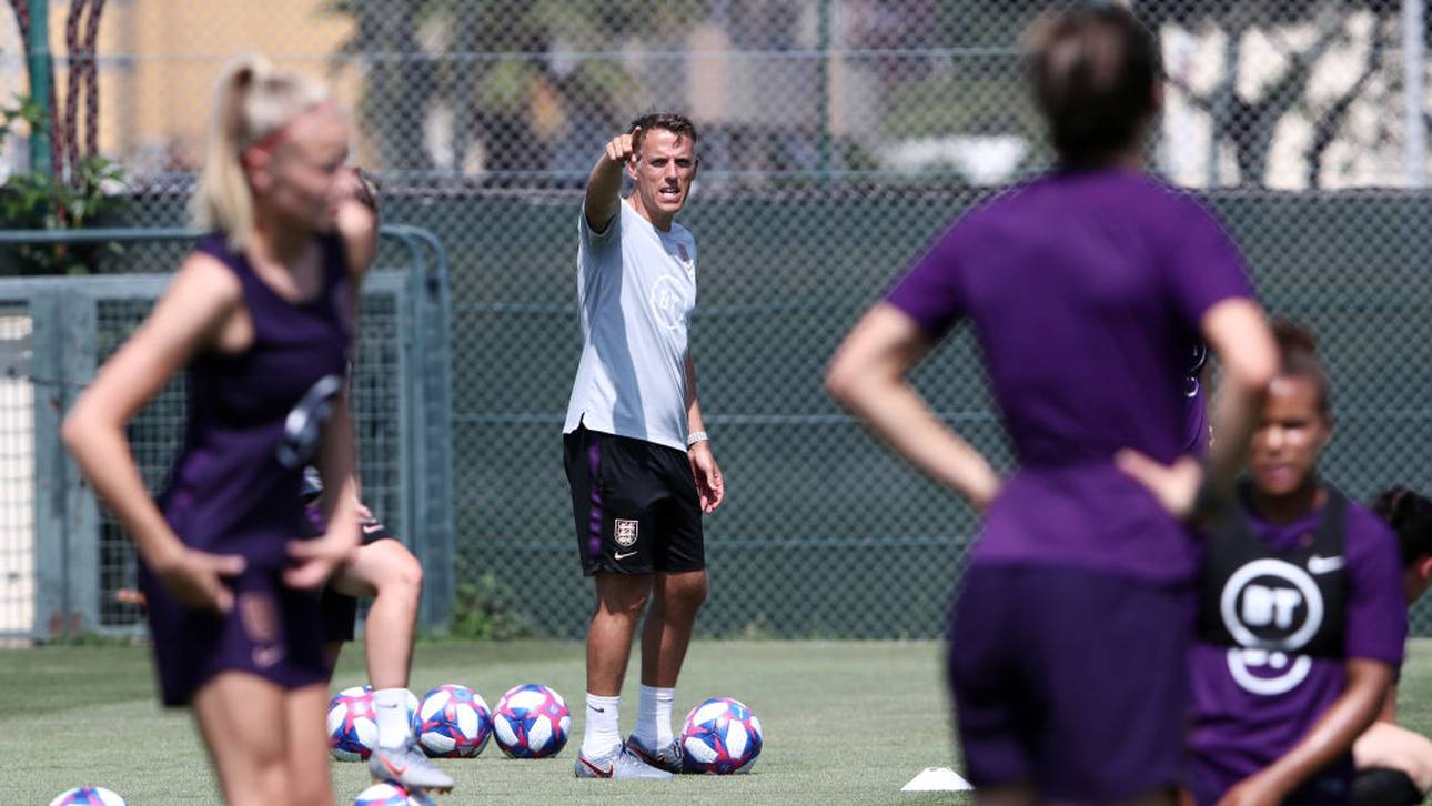 Lionesses: Neville hört als Tainer auf