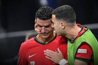 Cristiano Ronaldo verschießt einen Elfmeter in der Verlängerung, doch Portugal rettet sich im Elfmeterschießen in das Viertelfinale. Ronaldo ist der Dreh- und Angelpunkt im Spiel der Portugiesen. Ist Ronaldo mittlerweile ein Klotz am Bein?