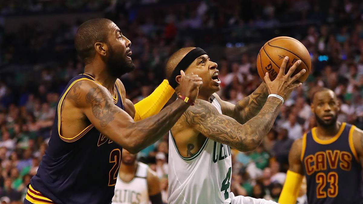 Schließlich besaß das Team aus dem Osten mit Isaiah Thomas (r.) einen starken Point Guard, der das Team zum besten Regular Season Record geführt hatte. Allerdings sorgte eine Hüftverletzung bei den Verantwortlichen für Fragezeichen. So schickten die Celtics Thomas, zwei weitere Spieler und und einen Erstrundenpick nach Cleveland