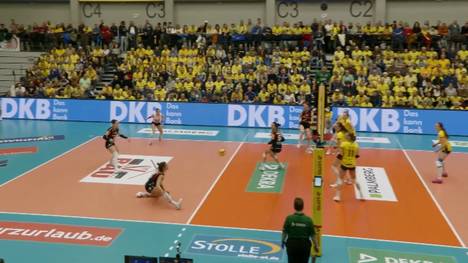 Der SSC Palmberg Schwerin verliert das Topspiel gegen den Allianz MTV Stuttgart in fünf Sätzen und muss um Rang Zwei nach der Hauptrunde bangen.