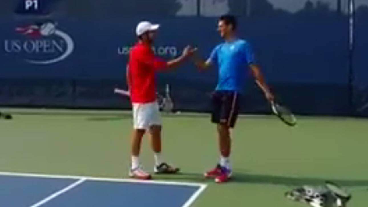 Djokovic lacht über sich selbst