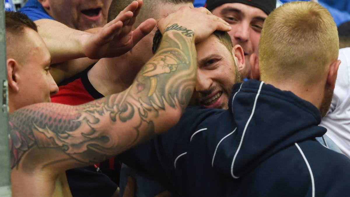 Jeder darf mal tätscheln. Tedesco gibt sich äußerst volksnah