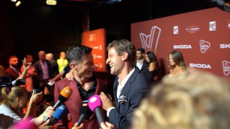 Auf dem SPORT BILD-Award versucht Bayern-Star Thomas Müller seinem Ex-Kollegen Robert Lewandowski ein Geburtstagsständchen auf polnisch zu singen. 