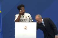 Real Madrid hat das 18-jährige Super-Talent Endrick im Estadio Santiago Bernabeu vorgestellt. Dabei wird der Brasilianer von seinen Gefühlen übermannt.