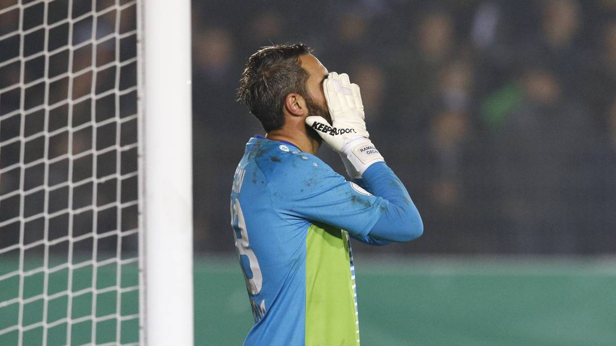 Fassungslos: Bayer-Torwart Ramazan Oezcan schlägt die Hände vors Gesicht. Er kann es nicht fassen. Sein Team blamiert sich bis auf die Knochen bei den Sportfreunden Lotte
