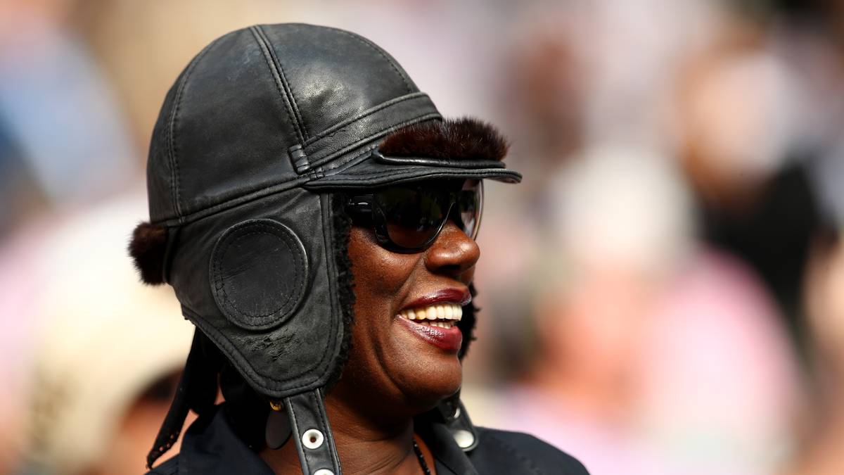 Sängerin Grace Jones fällt derweil mit kurioser Kopfbedeckung auf