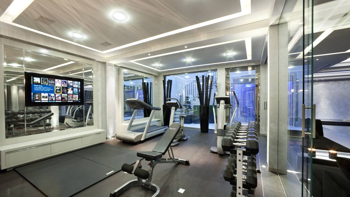 Auch was Joshuas Fitness angeht, lässt das neue Luxus-Domizil keine Wünsche offen. Neben einem Fitnessraum gibt es auch eine Sauna und einen Pool