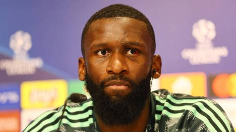 Nationalspieler Antonio Rüdiger hat belastende Erinnerungen an seine Zeit bei der AS Rom. Der Innenverteidiger sagte, dass die rassistischen „Affenlaute“ einiger Zuschauer ihm sehr weh getan haben: 