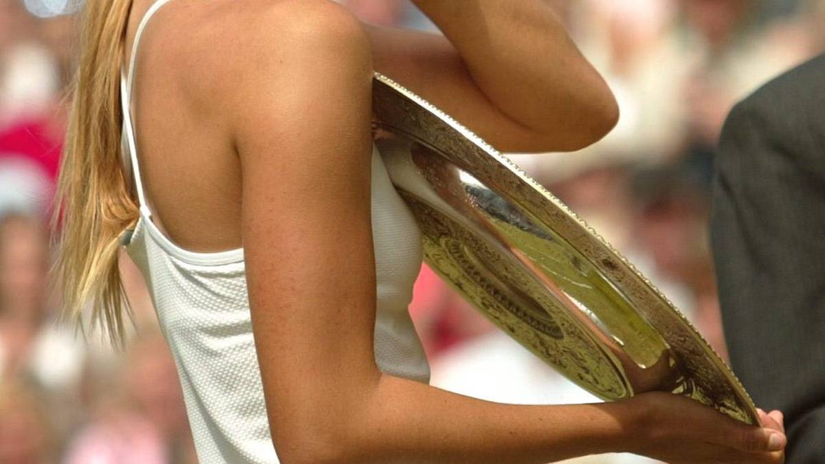 Auschlaggebend für ihren Aufstieg zur Weltmarke ist ihr sensationeller Erfolg in Wimbedon 2004, als sie als 17-jährige Teenagerin die große Favoritin Serena Williams bezwingt. Die Tenniswelt liegt der Russin sofort zu Füßen
