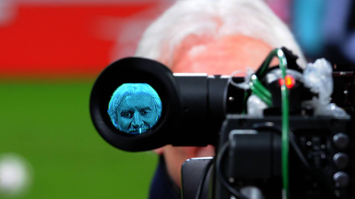 Selbst Sky-Moderator Sebastian Hellmann ist vor ihm nicht sicher. "Was haben Sie eigentlich mit dem Roger Schmidt? Was wollen Sie mit Roger Schmidt?", blafft Völler. "Wer hat uns denn mehr geschadet, der Roger Schmidt oder der Schiedsrichter? Sagen Sie mal ganz ehrlich jetzt. Nicht wenn das Mikro aus ist sagen, 'du hast ja recht Rudi'. Sondern jetzt hier vor dem Mikro"