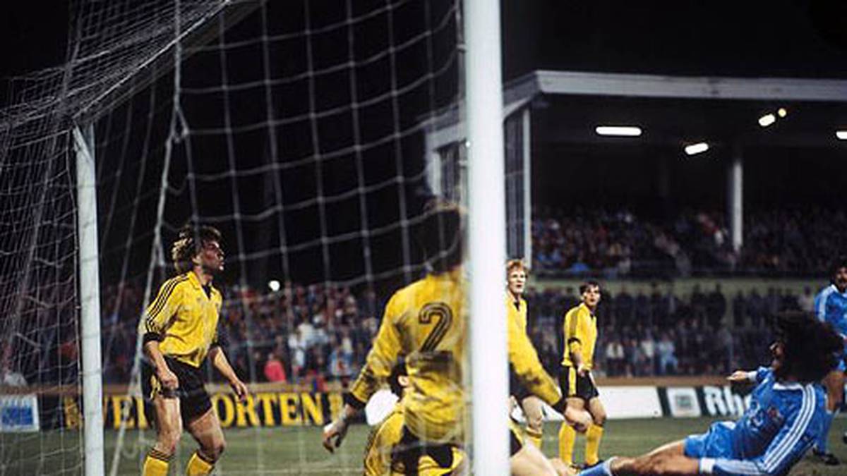 Die Krefelder qualifizierten sich dadurch 1986 für den Europapokal der Pokalsieger. Im Viertelfinale erlebte Funkel sein wohl größtes Spiel. Mit 0:2 hatte Uerdingen bei Dynamo Dresden verloren, im Rückspiel lagen sie zur Pause mit 1:3 hinten. Doch dann drehte Bayer auf. 7:3 lautete der Endstand, eine der größten Aufholjagden der Europapokalgeschichte wurde gekrönt. Dreifacher Torschütze damals war Friedhelms Bruder Wolfgang Funkel