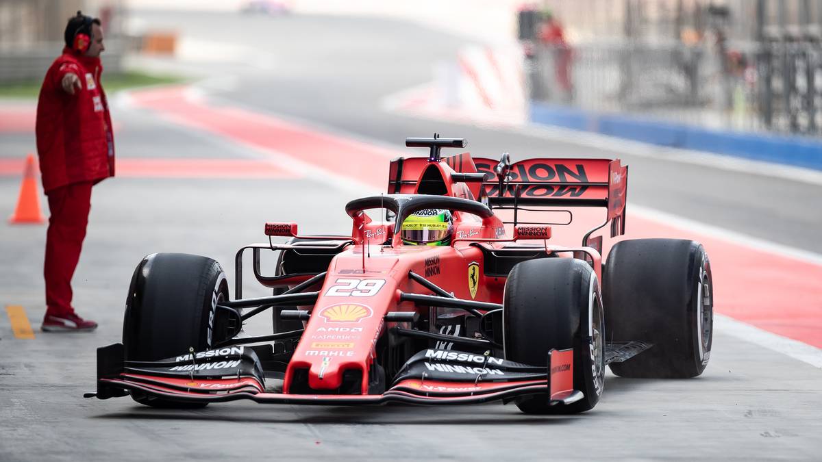 Schumacher fährt im Cockpit des Ferrari SF90, dem Dienstwagen von Sebastian Vettel und Charles Leclerc. Eine Gratulation zum Debüt in der Königsklasse schickt Ferraris Rivale Mercedes. "Das ist ziemlich cool", schreibt das Weltmeisterteam bei Twitter: "Es ist etwas Besonderes, den Namen Schumacher wieder auf einem Formel-1-Auto zu sehen"