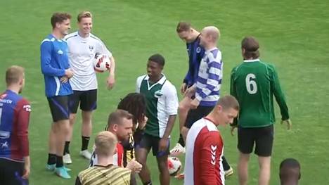 Beim Nations-League-Training, kurz vor dem Spiel gegen Polen, laufen die Spieler der niederländischen Nationalmannschaft in Amateurtrikots auf. Grund dafür, eine jährliche Tradition. 
