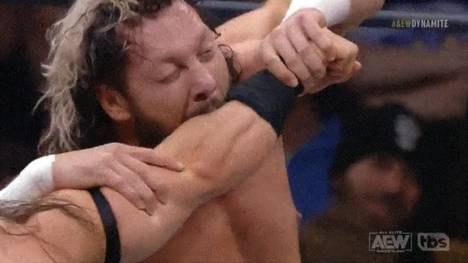 Kenny Omega vollführte bei AEW Dynamite einen Biss gegen Pac