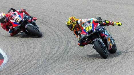 Bradl (l.) beim Rennen auf dem Sachsenring