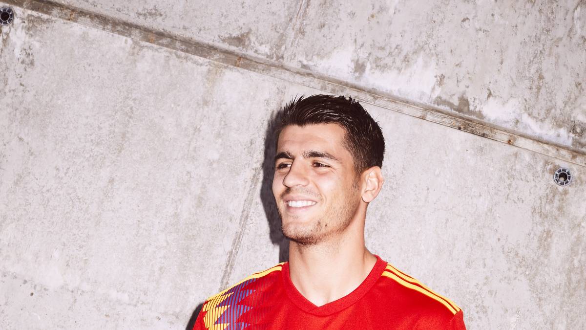 Genauer gesagt, geht es nur um die Farbe Lila. Dies ist die Farbe der Republik vor der Franco-Diktatur, der Monarchiegegner in Spanien. Das stößt bei königstreuen Spaniern auf heftige Kritik