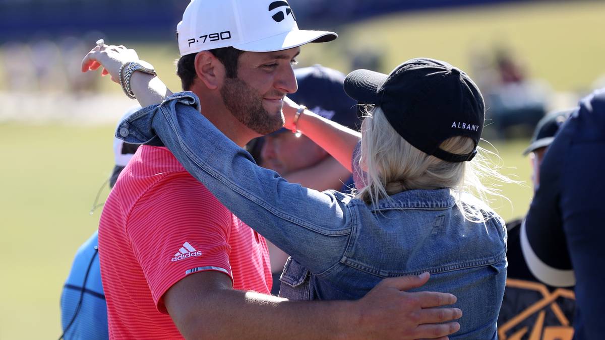 Im April gratuliert Cahill ihrem Geliebten zum Sieg bei den Zurich Classic