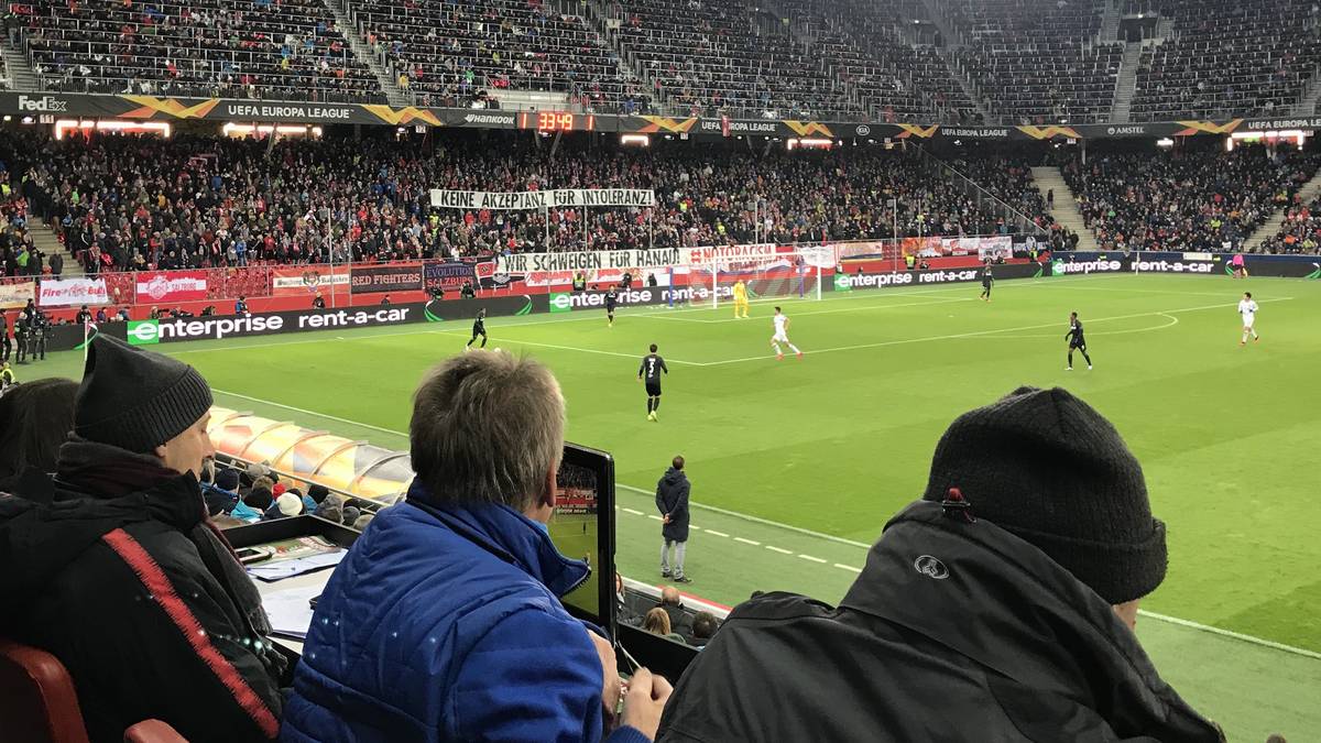Die Transparente der Salzburger Fans waren überall im Stadion zu sehen