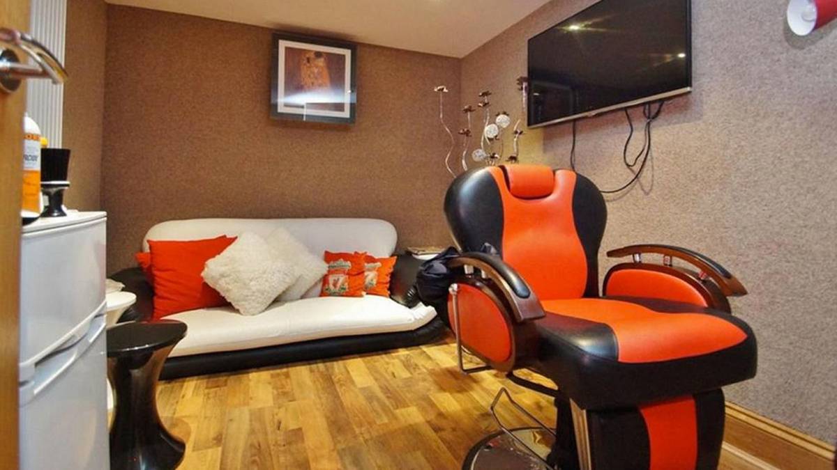 RAHEEM STERLING: Kommen wir zur ehemaligen Villa von Sterling in Liverpool. Der 63-Millionen-Euro-Mann von Manchester City stellte nach seinem Wechsel von Liverpool sein Anwesen zum Verkauf. Das Interieur ist natürlich größtenteils in Rot gehalten - den Swimmingpool mal ausgenommen