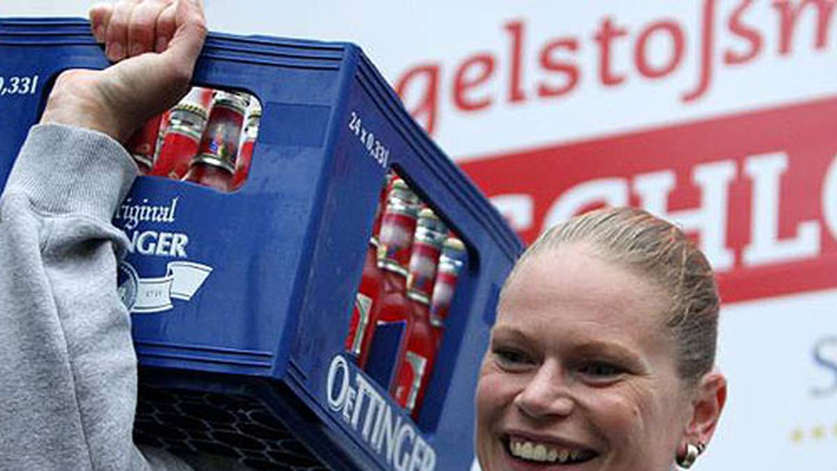 Nadine Kleinert beweist beim Meeting in Gotha, dass sie nicht nur die Kugel stemmen kann