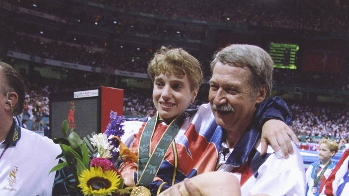 Dass auch die 9,162 Punkte aus dem ersten Versuch zu Gold gereicht hätten, stand erst nach dem letzten Versuch der russischen Konkurrenz fest. So musste Strug anschließend von Trainer Bela Karolyi durch die Halle getragen werden, konnte mit der Goldmedaille um den Hals aber immerhin wieder lächeln - und ging in die olympische Geschichte ein