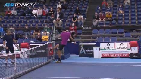Karen Khachanov wähnt sich beim ATP-Turnier in Antwerpen gegen Daniel Evans schon fast am Ziel. Doch dann verliert der Russe zuerst die Nerven und am Ende auch das Spiel.
