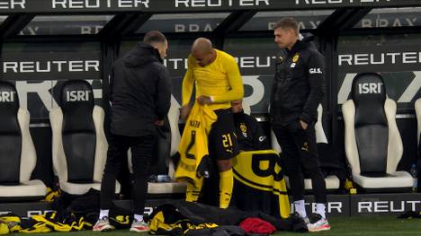 Da hat Donyell Malen daneben gegriffen. Als der BVB-Stürmer gegen Gladbach eingewechselt werden soll, zieht er sich aus Versehen das Trikot eines Teamkollegen über.