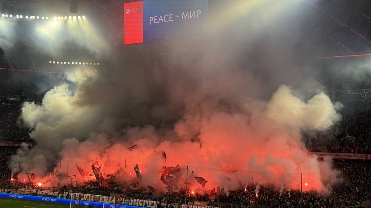 Die Bayern-Fans machten vor Anpfiff mit dem Abbrennen von Pyrotechnik auf sich aufmerksam