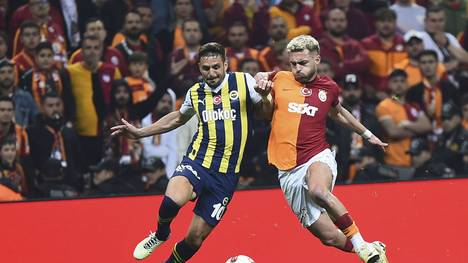 Baris Alper Yilmaz (R) of Galatasaray and Dusan Tadic (L) of Fenerbahce during the Turkish Super League derby match between Galatasaray and Fenerbahce at Rams Park Stadium in Istanbul , Turkey on May 19 ,2024. ( Photo by Seskimphoto ) Galatasaray v Fenerbahce - Turkish Super League 2023 24 PUBLICATIONxNOTxINxTUR