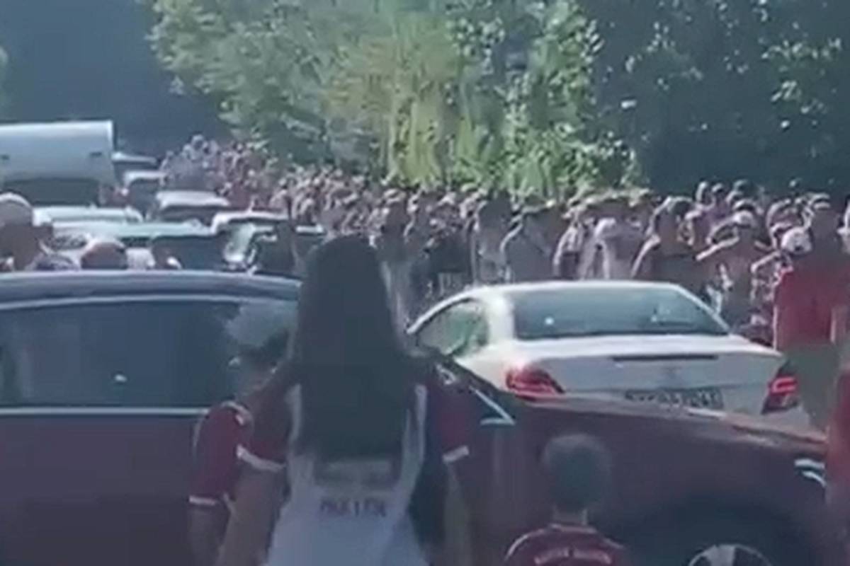 An der Säbener Straße herrscht ein Mega-Andrang vor dem öffentlichen Training der Bayern am Samstag. Tausende Fans wollen ihre Stars sehen. 
