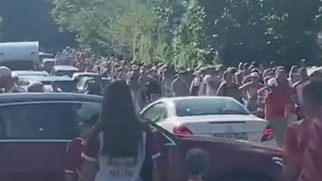 An der Säbener Straße herrscht ein Mega-Andrang vor dem öffentlichen Training der Bayern am Samstag. Tausende Fans wollen ihre Stars sehen. 
