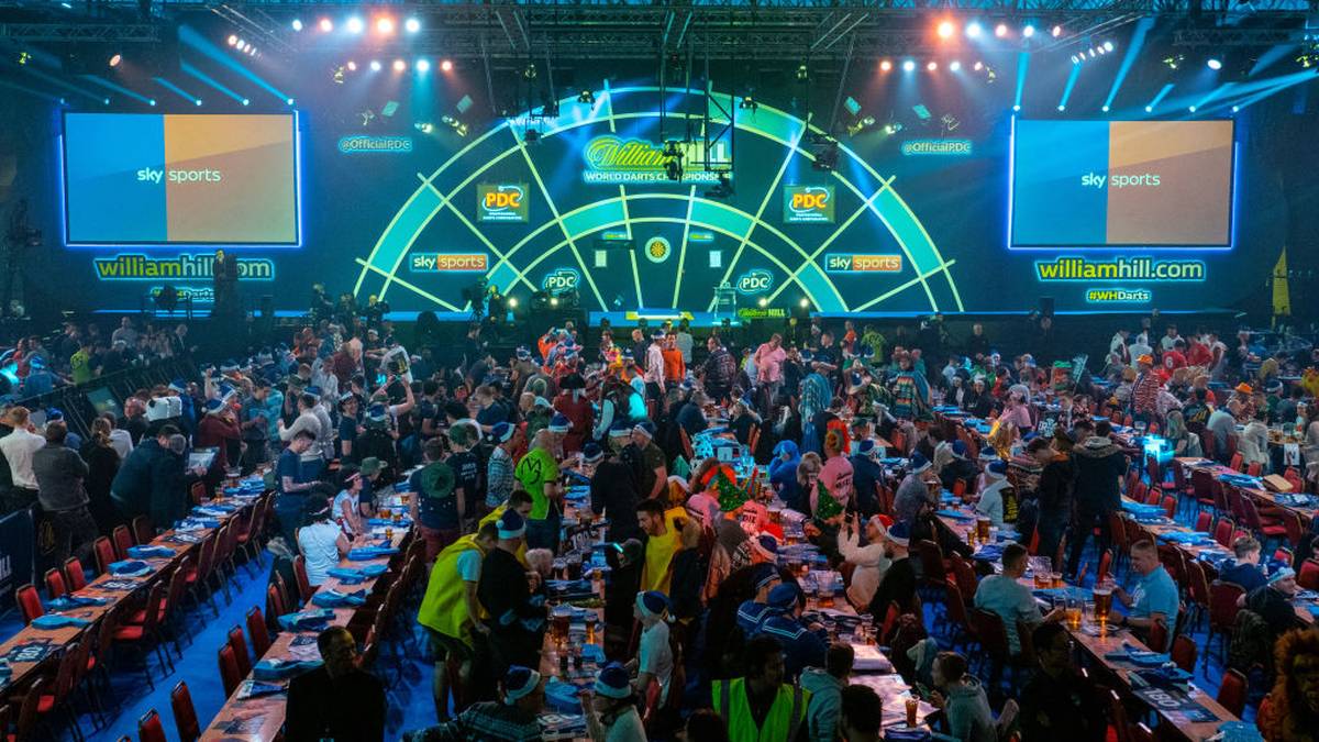 So sieht das Ganze von innen aus. Bierbänke, feiernde Menschen in Verkleidungen und die riesige Bühne mit dem Darts-Board in der Mitte - perfekte Zutaten für einen tollen Tag beim Darts