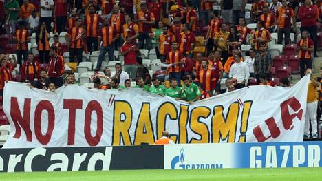 Fans von Galatasaray Istanbul zeigen ein Banner gegen Rassismus