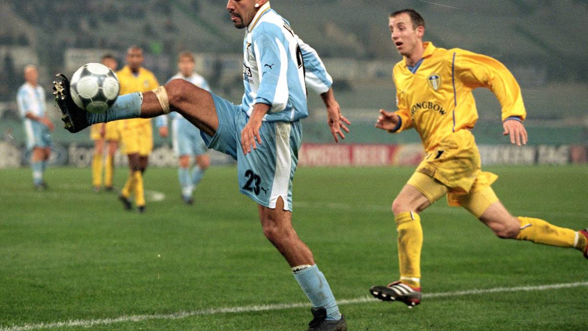 PLATZ 12: Der argentinische Mittelfeldspieler Juan Sebastian Veron (l.) war in seinen beiden Jahren bei Lazio Rom in der Form seines Lebens. Das zahlte sich aus: 2001 machte Manchester United 42,6 Millionen Euro locker