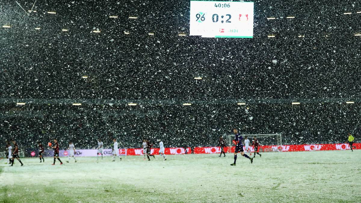 Nach 40 Minuten unterbricht Schiedsrichter Sören Storks die Partie zwischen Hannover 96 und Bayer Leverkusen und schickt die Spieler bei dichtem Schneetreiben und einer nahezu geschlossenen Schneedecke erst mal in die Kabinen