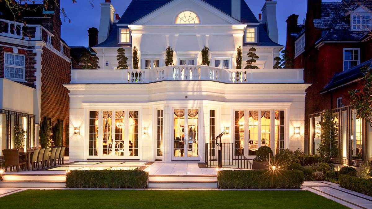 Es befindet sich in London, nur drei Meilen entfernt vom Haus seiner Mutter, bei der Joshua bisher wohnte. Das Haus hat sieben Schlafzimmer und fünf Badezimmer