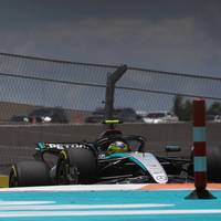 Mercedes steckt in der Formel 1 im Mittelmaß fest. Während Teamchef Toto Wolff Optimismus verbreitet, warnt Ex-Technikchef Paddy Lowe vor zu großen Hoffnungen.
