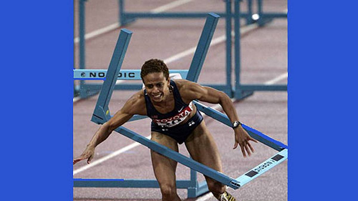 Joanna Hayes aus den USA bleibt bei der WM 2005 in einer Hürde hängen