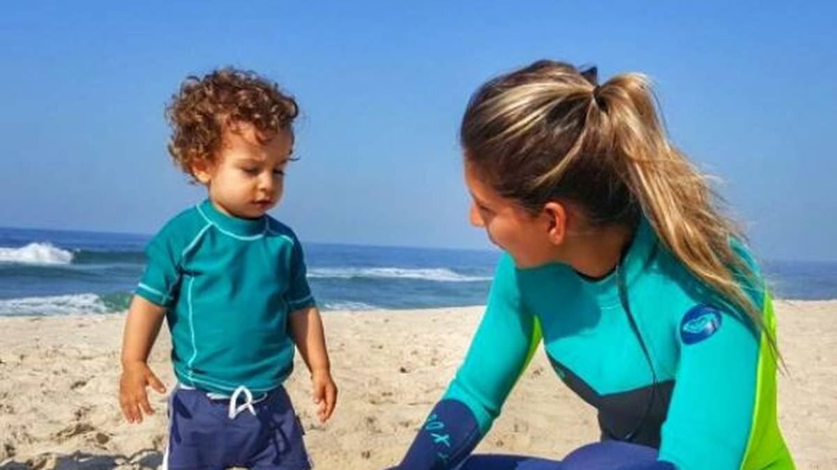 ...und bringt ihrem Sohn das Surfen bei