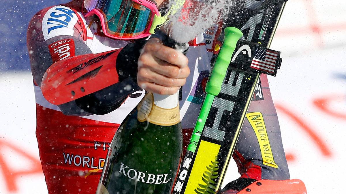 Den Sieger interessiert das freilich wenig. Er amüsiert sich und lässt die Korken knallen.