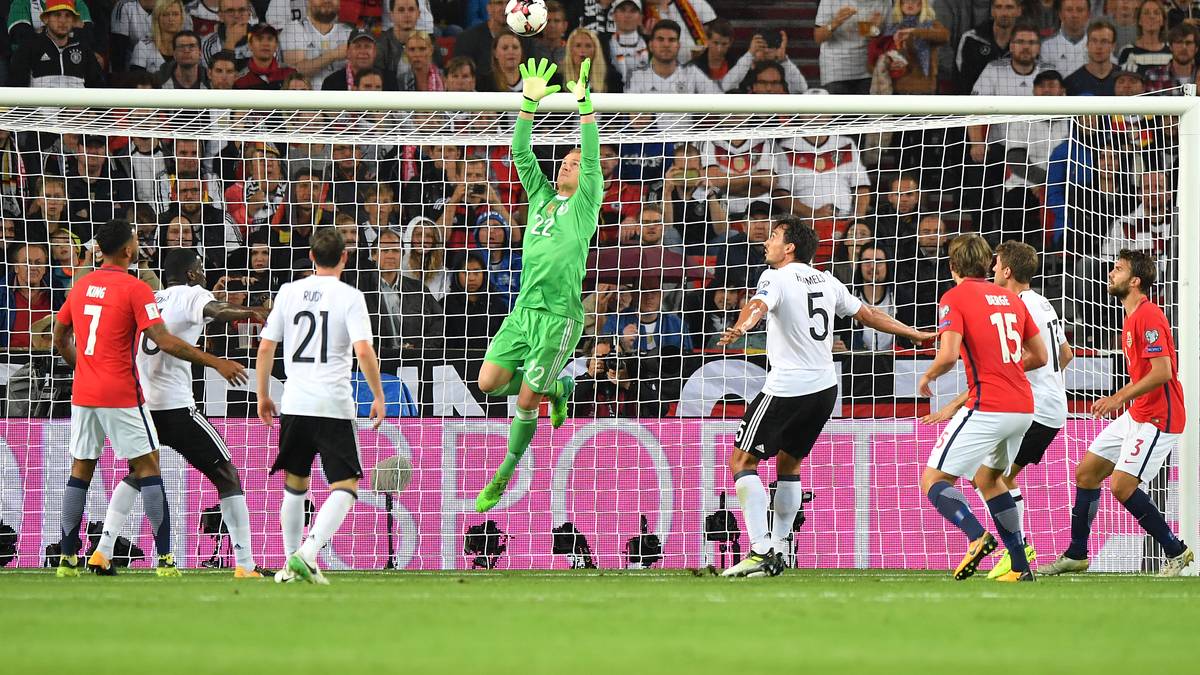 MARC-ANDRE TER STEGEN: Ein entspannter Abend für den deutschen Schlussmann. Ein Kopfball von Jo-Inge Berget (36.), den er locker aus der Luft pflückte, war seine einzige Parade in der ersten Hälfte. Nach dem Seitenwechsel nur in der Nachspielzeit gefordert. Verhinderte den Ehrentreffer von Joshua King mit starkem Reflex. Ansonsten beschäftigungslos. SPORT1-Note: 3