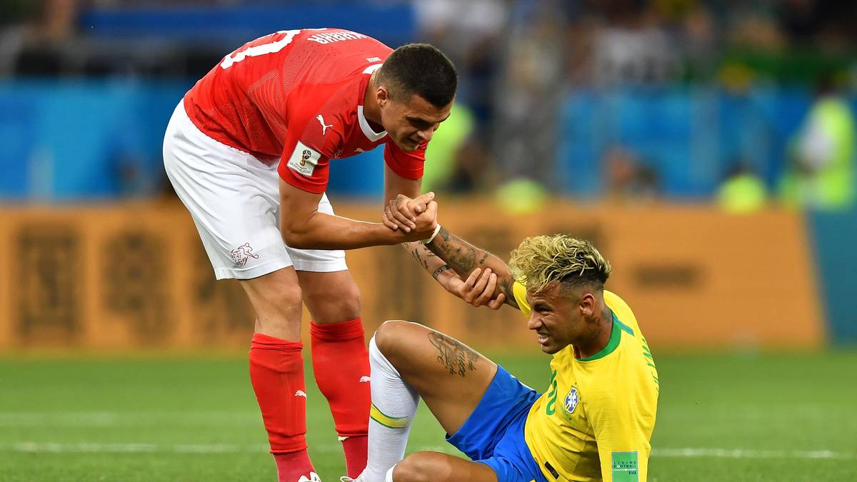 Doch Neymar kann weiter machen - und wird weiter kräftig in die Mangel genommen