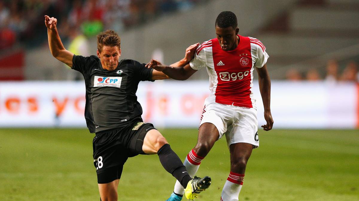 Borussia Dortmund, Chelsea und Liverpool sollen ihn, hier rechts im Bild, beobachten. Auch Manchester City soll mehr als nur interessiert sein. Bazoer feierte bereits sein Elftal-Debüt. 