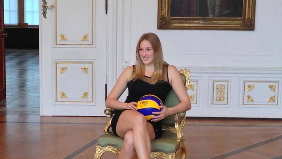 In Abendgarderobe können sich die DVV-Damen ebenfalls sehen lassen. Bei "Queen" Laura Weihenmaier muss der Ball aber selbst dann stets dabei sein