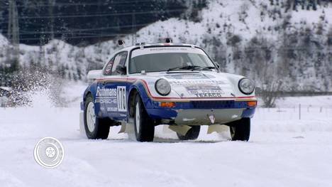 Im Leben eines Menschen kommt es nur äußerst selten vor, dass man den Helden seiner Jugend trifft. Tim Schrick ist in dieser Triebwerk-Folge privilegiert und darf den Porsche 911 Carrera 3.2 4x4 Paris-Dakar oder kurz „Porsche 953“ fahren. Dieser stark modifizierte 911er fährt 1984 bei seinem ersten Rallye-Auftritt gleich zum Sieg. Damit gewinnt erstmals in der Geschichte der Paris-Dakar ein Sportwagen. Zusammen mit Walter Röhrl wagt Tim seine ersten Gehversuche in der Rallye-Ikone auf Schnee und Eis. Außerdem testet er, ob Driften auch im Elektroauto Spaß machen kann.