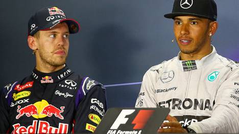 Lewis Hamilton (r.) verspürt keinen Neid auf den neuen Ferrari-Piloten Sebastian Vettel