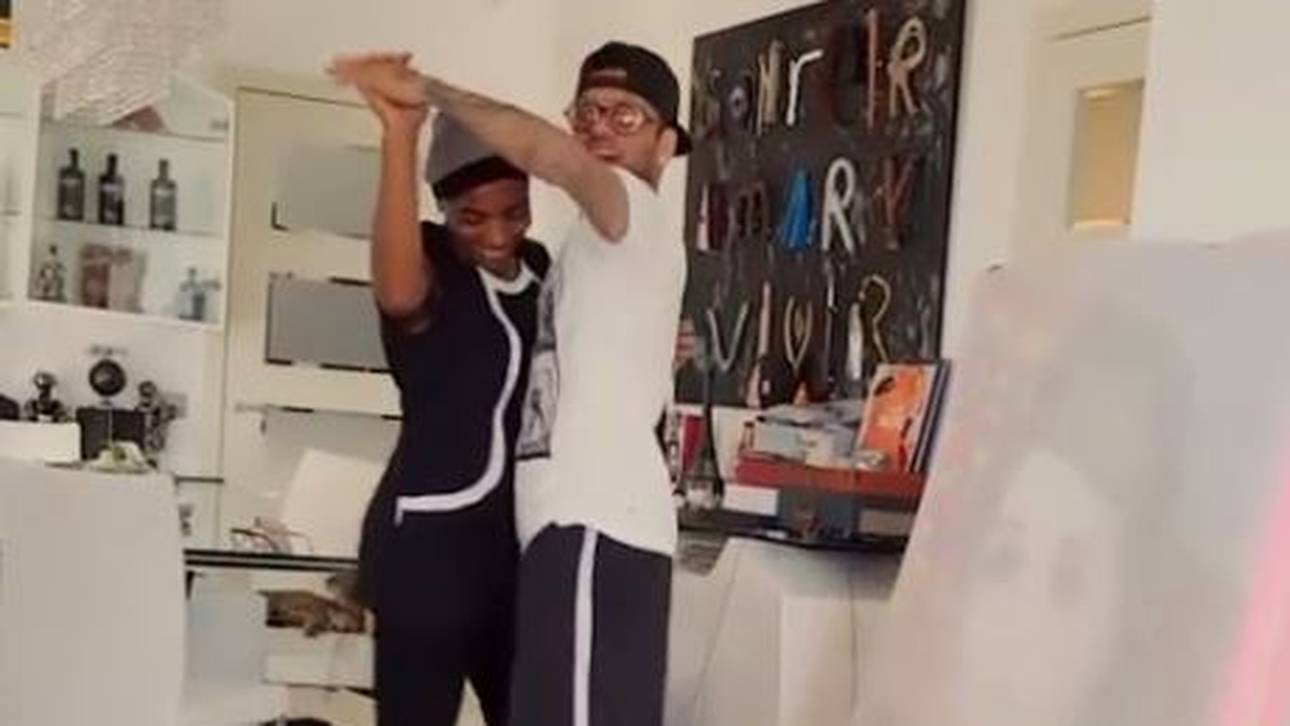 Barca-Star Alves schwingt die Hüfte