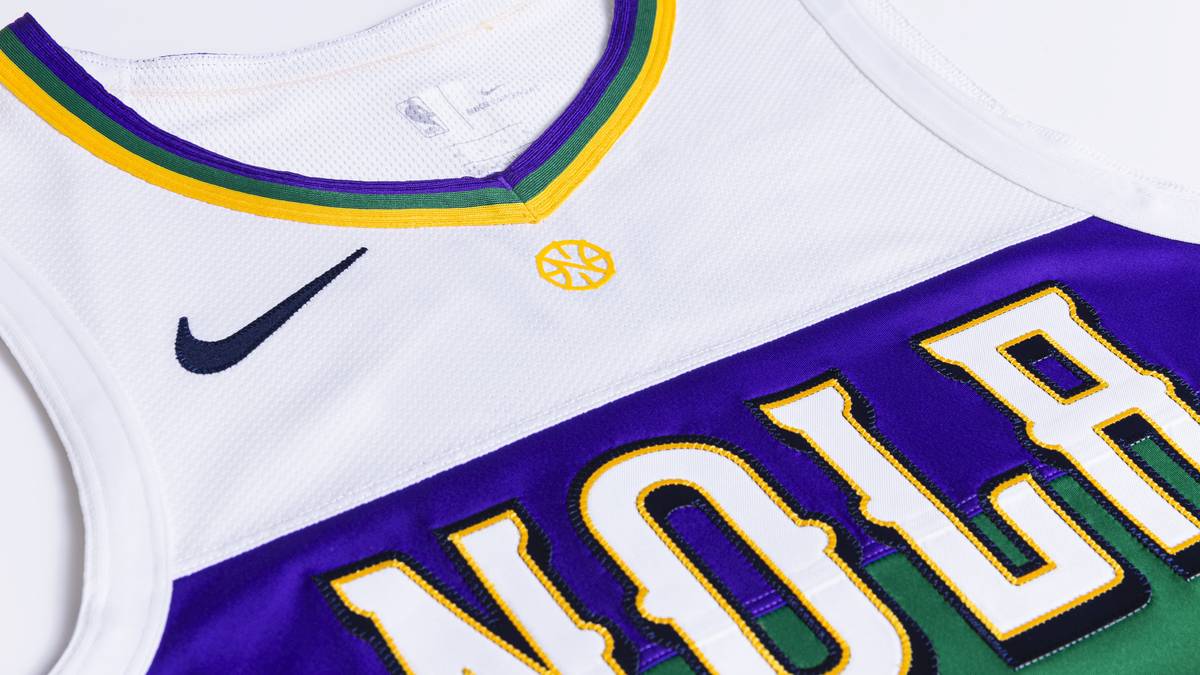 NEW ORLEANS PELICANS: Das Trikot bringt den von Karneval inspirierten Look zurück, mit den karnevalesken lila, grünen und goldenen Bändern, die Gerechtigkeit, Glauben und Macht symbolisieren. Der Schriftzug "Laissez Les Bons Temps Rouler" - New Orleans' inoffizielles Motto - bedeutet: "Lass die guten Zeiten rollen"