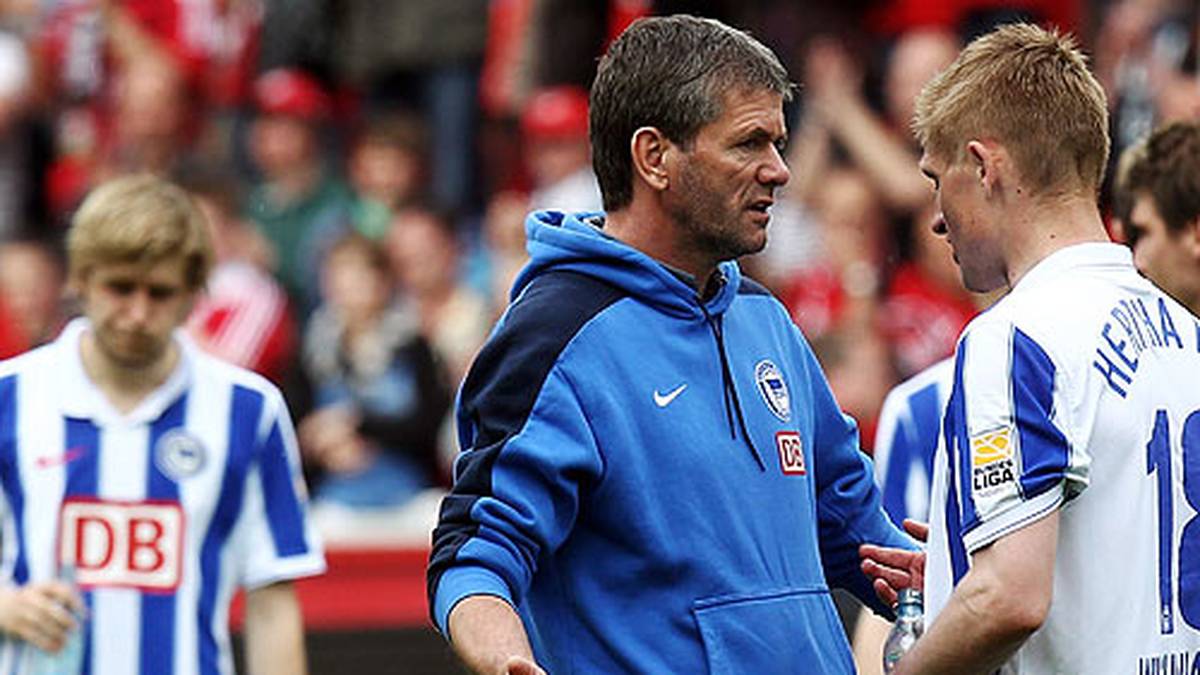 Nach der enttäuschenden Saison 2008/09 trat Funkel in Frankfurt zurück und übernahm im Oktober 2009 Hertha BSC. Die "Mission Klassenerhalt" scheiterte allerdings