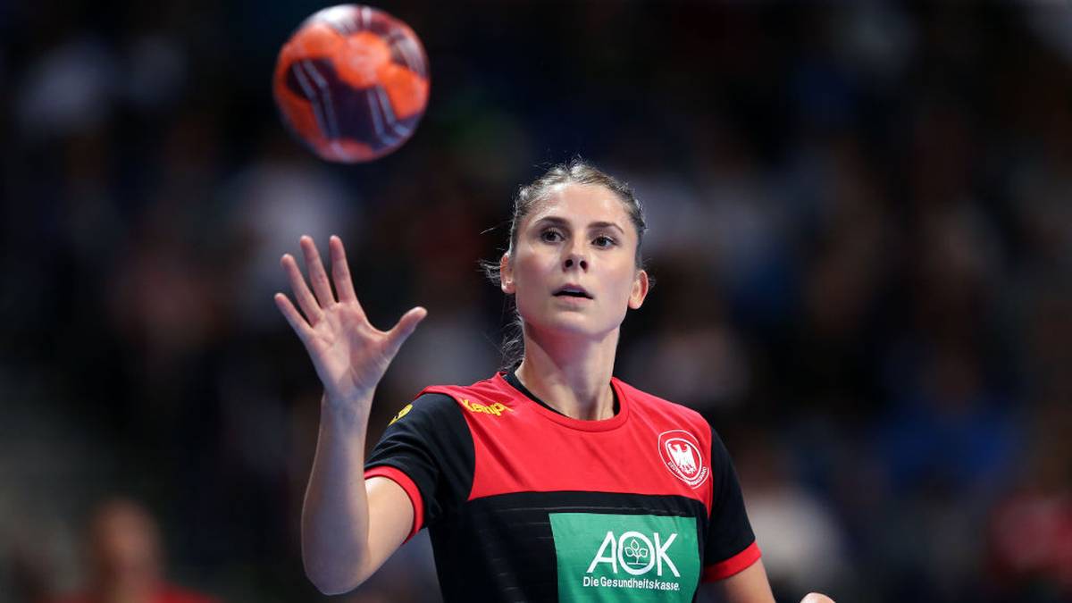 ALICIA STOLLE (Rückraum) - Die abwehrstarke Linkshänderin vom Thüringer HC bestreitet im Alter von 23 Jahren bereits ihre zweite WM. Weiß sich abseits des Handballfeldes auch bei Instagram in Szene zu setzen     